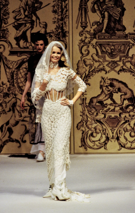 _retrospectiv's tweet photo. In honor of the Met Gala theme, some iconic looks from Karl Lagerfeld

Chanel Spring 1993 https://t.co/NKEJl7O1Lt
