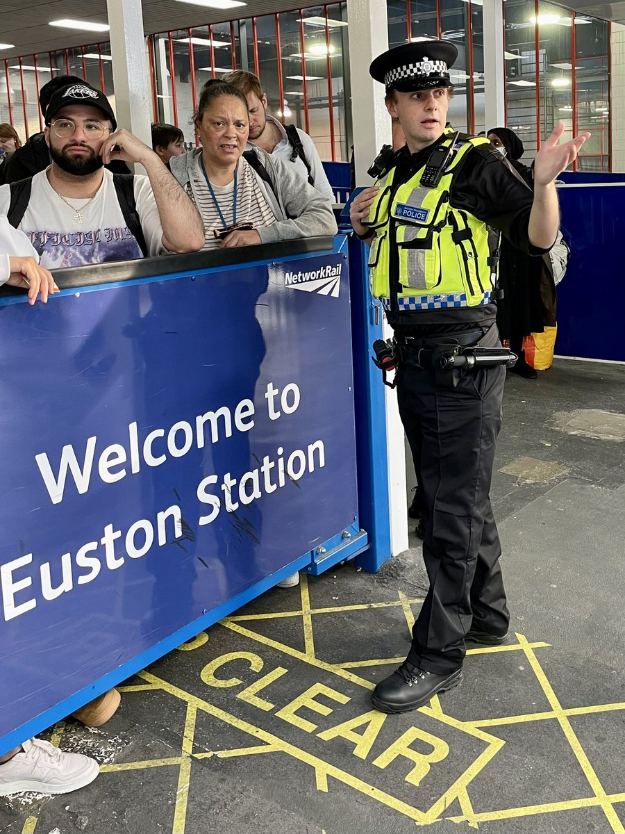 Special Constable Vergani trying to help passengers and staff at Euston station earlier today. It was a busy shift with lots of services cancelled. Hope everyone got home okay 👮‍♂️🚂👮#britishtransportpolice #BTP #Railways