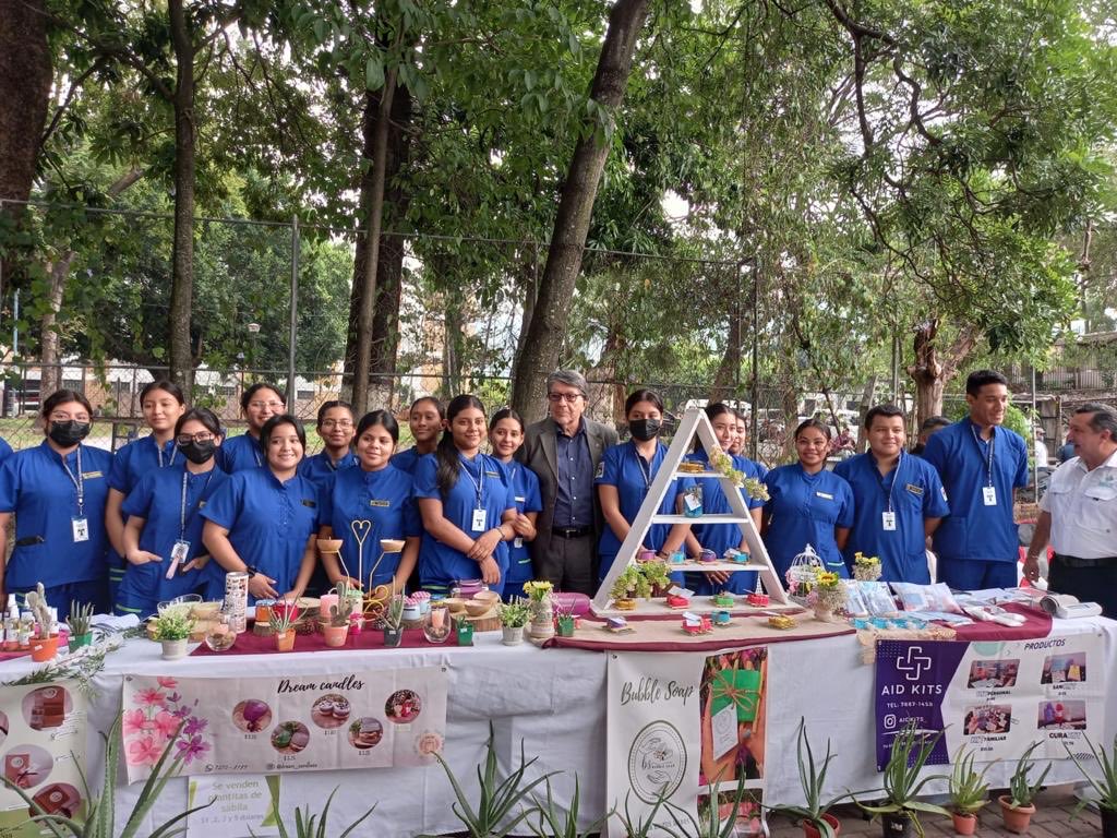 CardonaARicardo's tweet photo. Admirando los avances en robótica y emprendimientos diversos de nuestra juventud, en el marco del evento organizado por el IMJ https://t.co/X5IsQXek5Y
