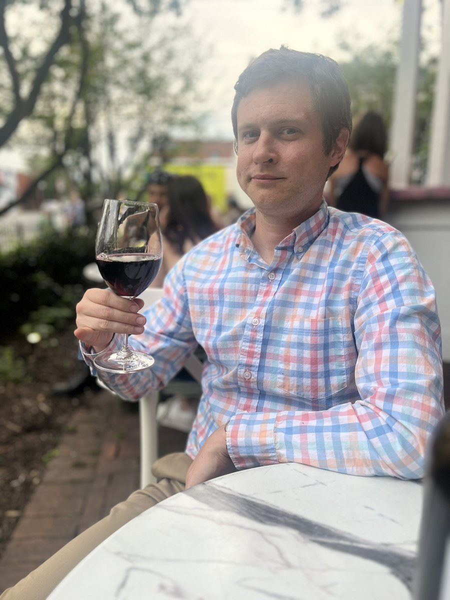 Ryan_Molnar's tweet photo. First time at a winery. Am I doing this right @orebolo87? #pinkysout https://t.co/ozc6DxCk0Q