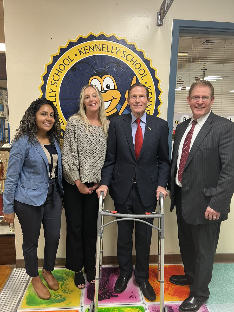 Kennelly School welcomed <a href="/SenBlumenthal/">Richard Blumenthal</a> to discuss the impact of social media on adolescents. Such a experience for our BEES! ❤️🐝<a href="/HartfordSuper/">Dr. Andraé Townsel</a> <a href="/Hartford_Public/">Hartford Public Schools</a>