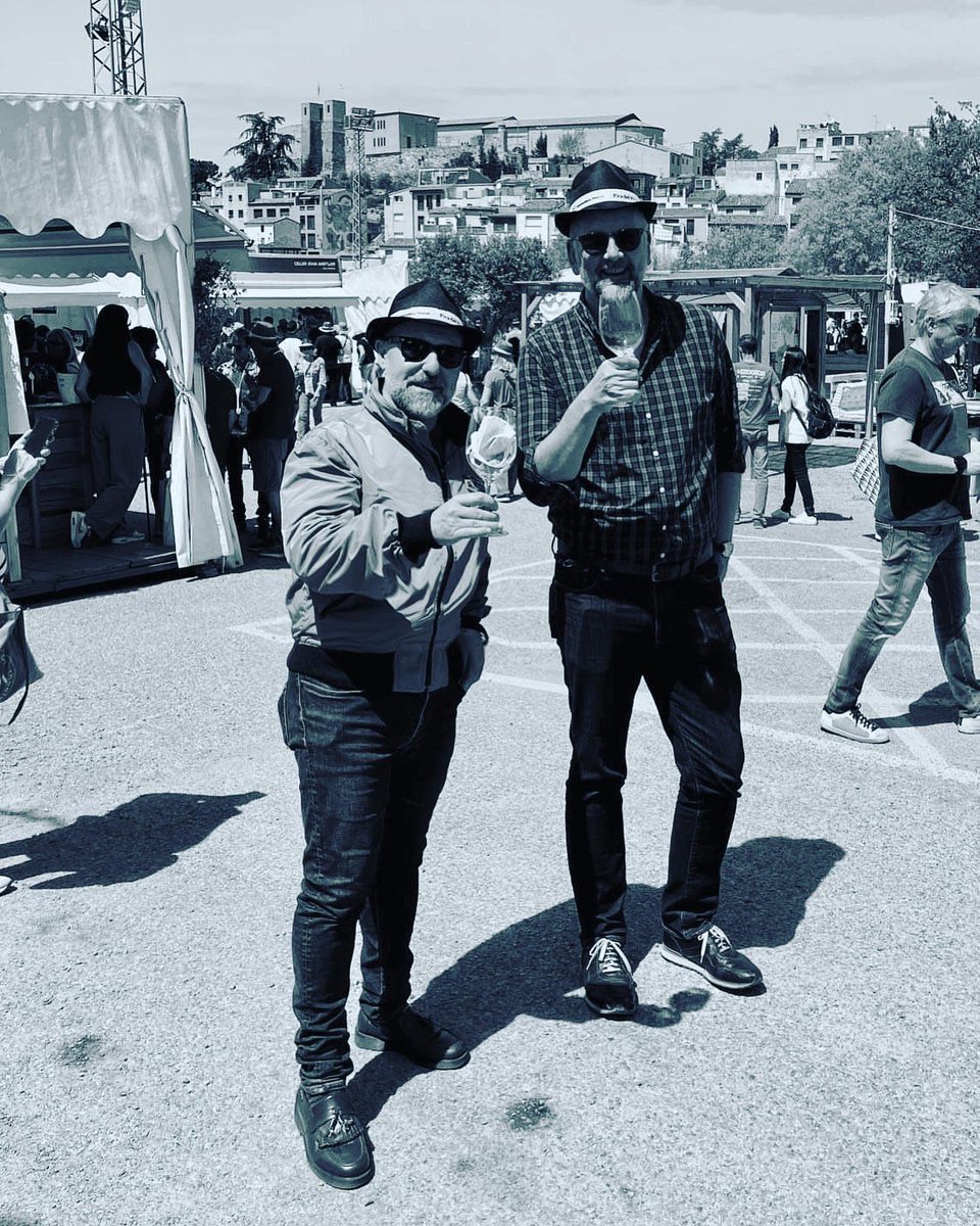 francesc_cerro's tweet photo. Gràcies @firadelvifalset per organitzar una fira tan especial. I moltes gràcies a la @saraprez3 #VinateriaAguiló @HostalSport #casparhodgkinson @LloydMilen #FloBoullier &amp; #Ed per haver sigut tan bons amfitrions i tan bona companyia! 🍷 https://t.co/yvvXHDkZ8X