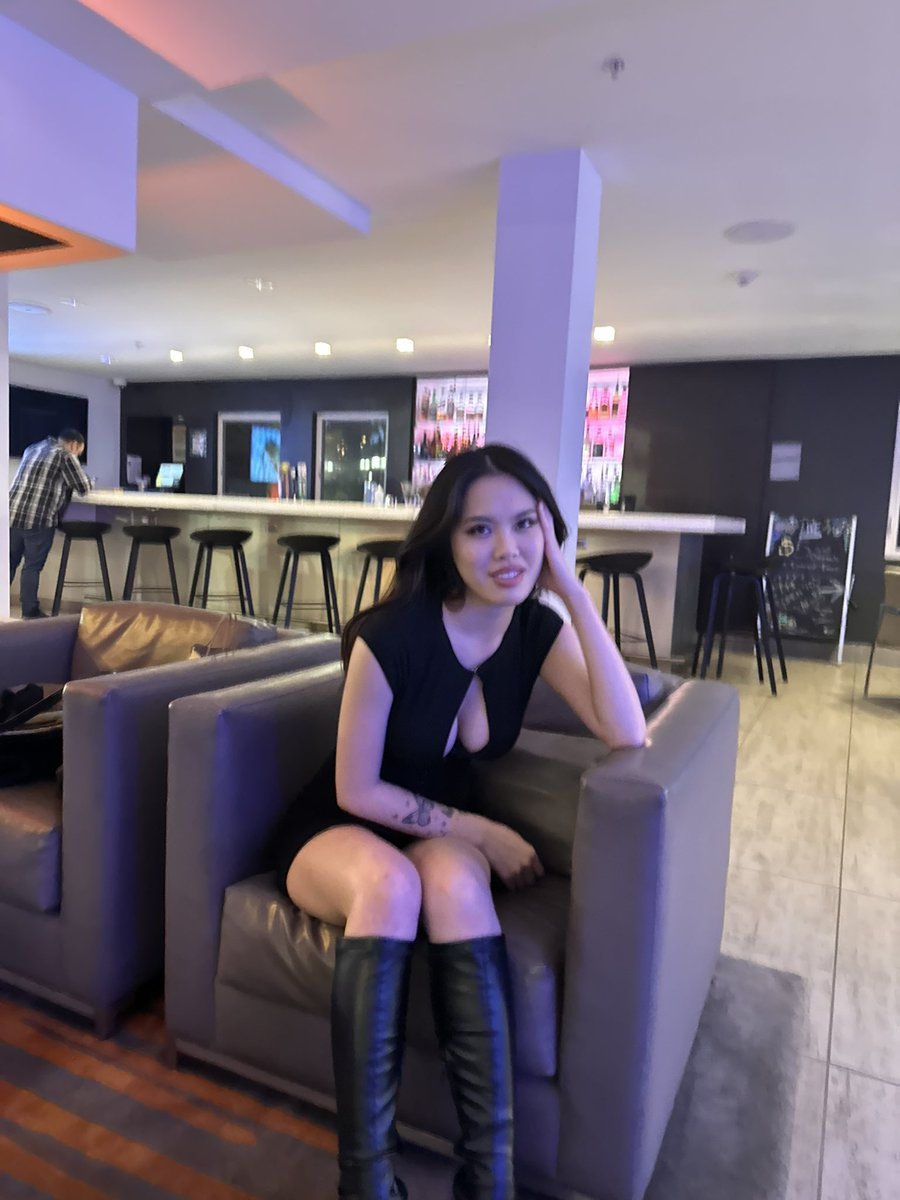 emmesvo's tweet image. The last pic is my friend telling me to look less bitchy