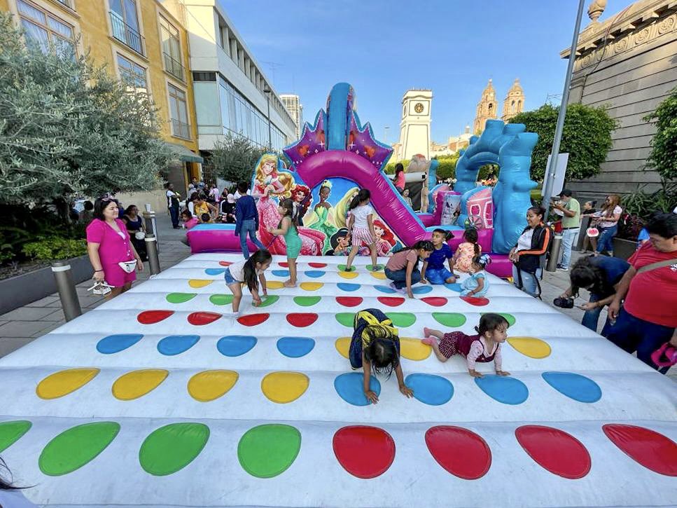 🥳🧸Los festejos por el #DíaDeLaNiñez no paran. Con más de 100 participantes premiamos a los peques que participaron en el concurso de dibujo '#ConPasoFirme por mis Derechos'. ¡Felicidades a los ganadores 🥇🥈🥉! Nos vemos mañana a partir de las 4 p.m. con muchas sorpresas. 👧🏻🤹🏼‍♀️