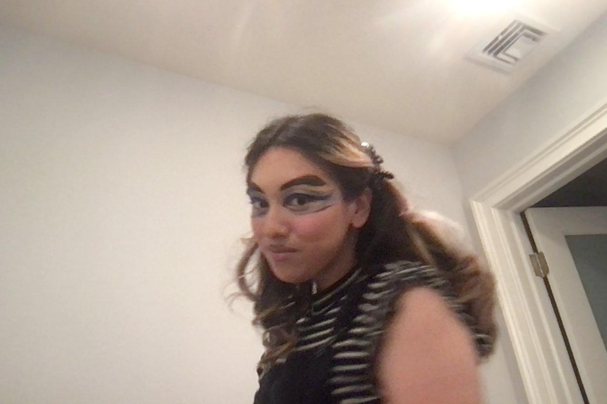 missmaefae's tweet photo. bts of drag day 1 !! basically winged it bc i was too impatient for tutorials, also wanted to just Experiment <3 tried soap brows bc i couldn't find glue but i ended up scrapping that too haha https://t.co/bDJWHZ4izY