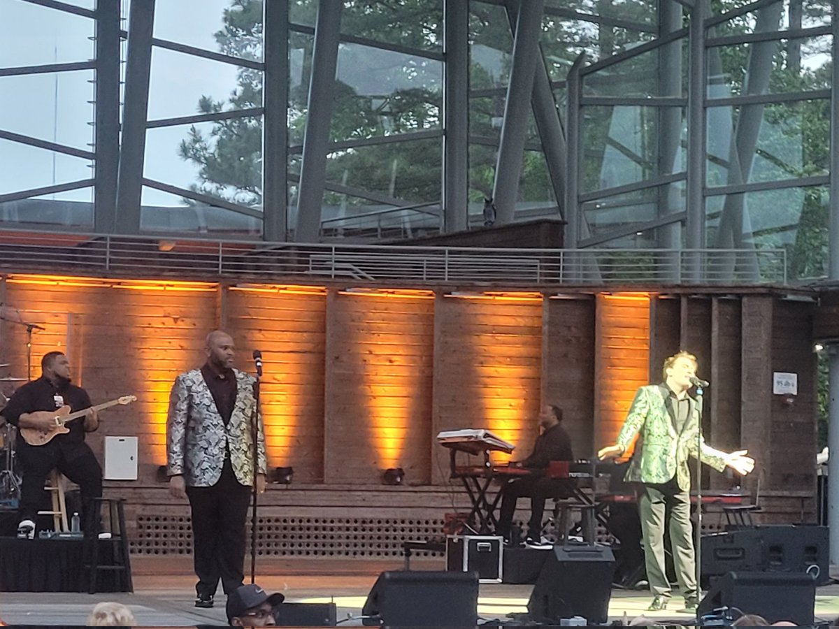 LittleLeaders4's tweet photo. Amazing! Absolutely AMAZING! Y'all... these two can put on a performance! @clayaiken @RubenStuddard #TeacherNightOut https://t.co/Wny7uF3YU6