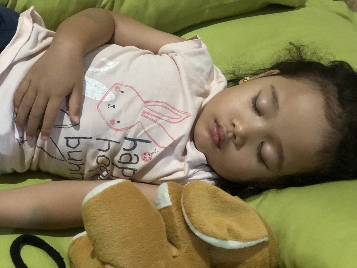 rahma_diah's tweet photo. Hi kakak.. Maafin bundi yang ga sempurna ini… Makasi udh nungguin bundi boboin adek, pdhal kamu jg butuh bundi krn kamu sedang sakit… Makasi ya nak… Bundi sayang sekali sm kamu.. https://t.co/yliBVZFr73