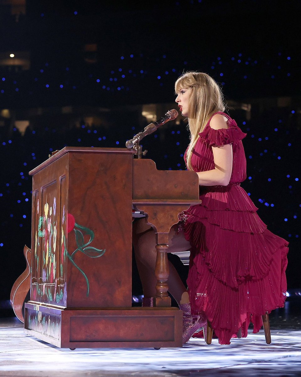 TSTheErasTour's tweet photo. “Is whiskey first or the sunset first?”

~ Taylor Swift during Gorgeous at #TSTheErasTour Atlanta, GA. Night 2 

📸: @GettyVIP https://t.co/CZ6ZP5qQ4e