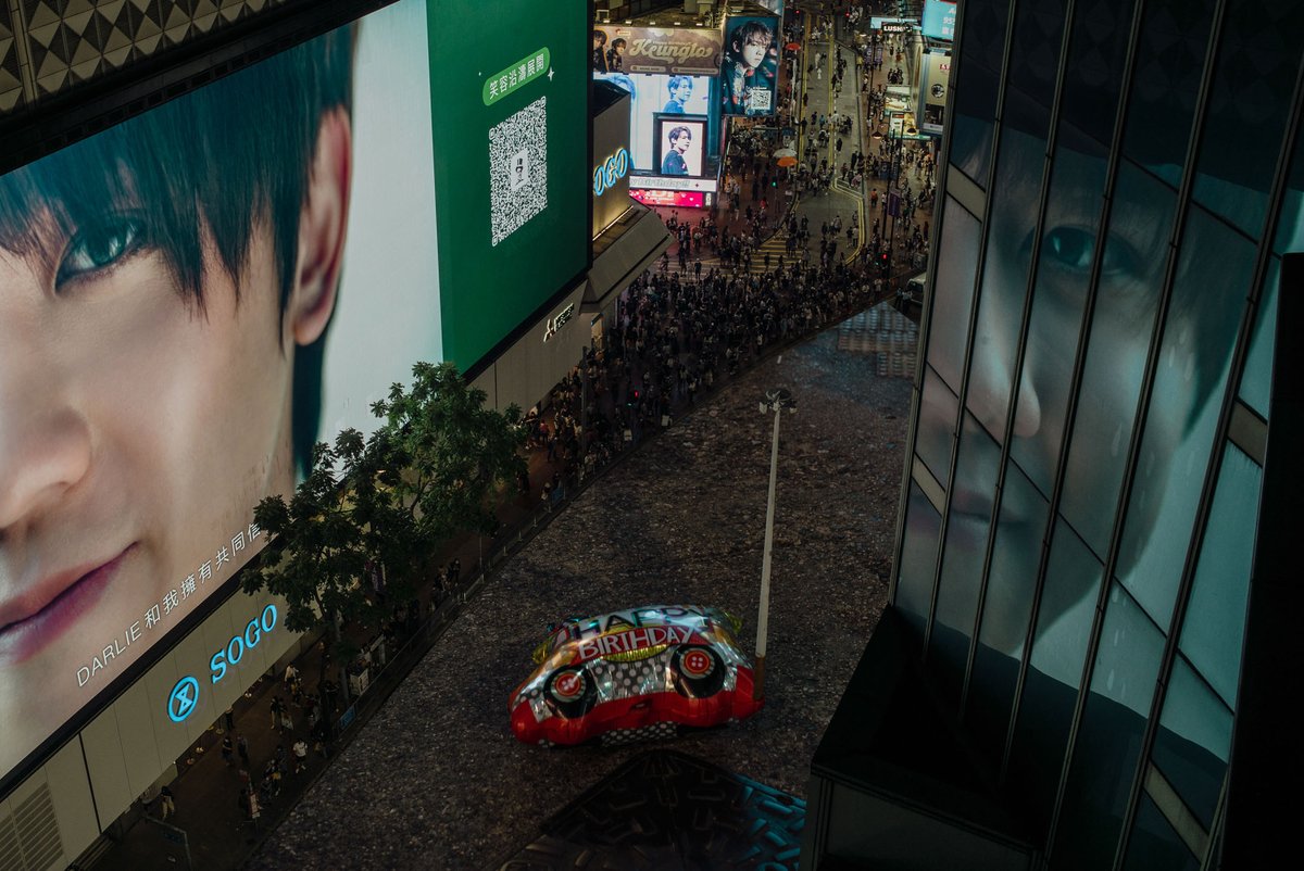 4月30日，香港偶像男團成員姜濤的生日。去年，曾梓洋應邀作紀實攝影，在被形容為姜濤灣的銅鑼灣，感受到巨大的愛及熱情。 在電車路兩旁，人們夾道歡迎應援電車，歡呼聲在十字路口迴響。數萬名互不相識的陌生人在交換祝福：「生日快樂！」