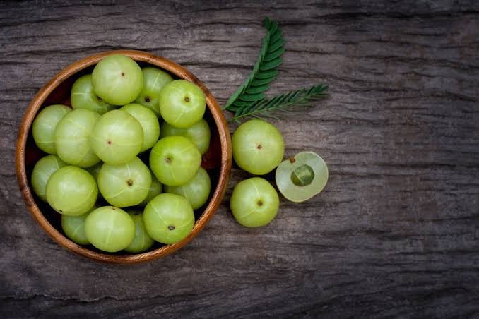 LukeCoutinho17's tweet photo. Amla/Indian Gooseberries have 20 times more Vitamin C than an orange & is rich in 

Fiber
Copper
Manganese
Potassium
Vit C, B5 & B6
Antioxidants 

Helps boost immunity & is good for patients with diabetes, cancer,   osteoporosis, BP, gastro, heart & brain diseases.

How do you like to have it?

#food #recipe #health #wellness #lifestyle