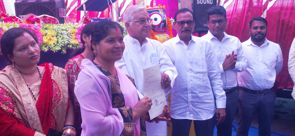 Tdrdigapahandi's tweet photo. Today in the Chairmanship of Hon'ble Tahsildar Mahodaya, A village land distribution program (ଗ୍ରାମକଣ୍ଠ ପଟ୍ଟା ବଣ୍ଟନ କାର୍ଯ୍ୟକ୍ରମ ) has been held at Digapahandi Tehsil Office.
Hon'ble Berhampur MP Sri Chandrasekhar Sahu attended as the chief guest. https://t.co/NhOqAMIhQr