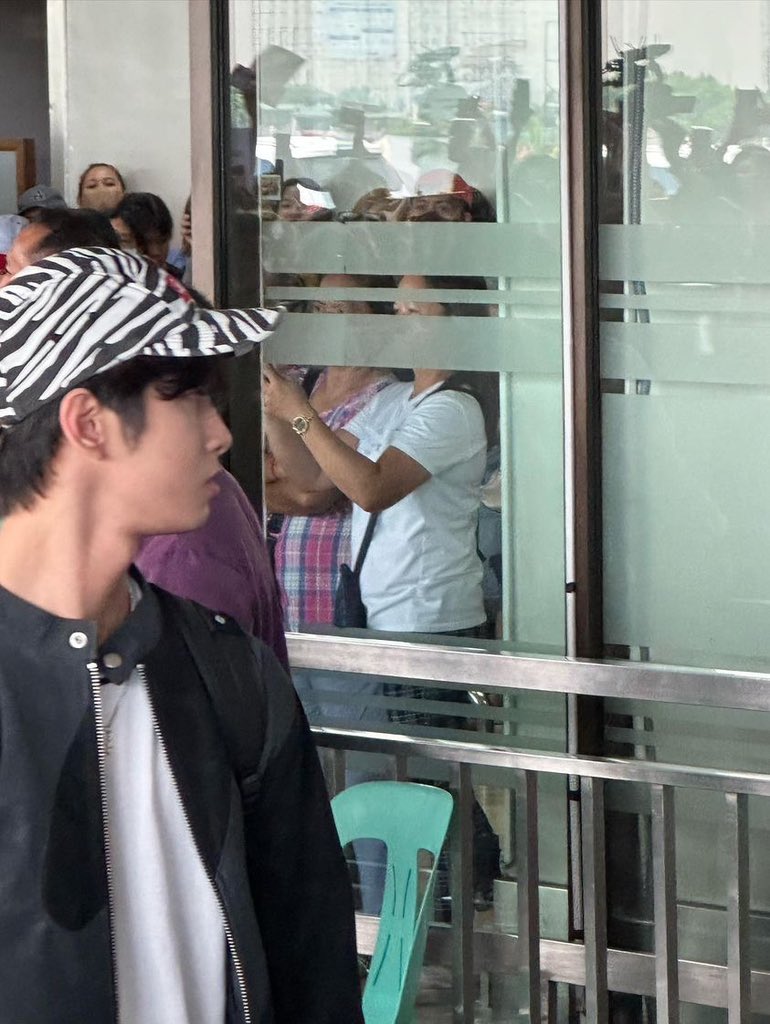 _kyler20's tweet photo. Pogi much 😍

#pctto
BON VOYAGE HORI7ON
#HORI7ON_FlyToSouthKorea
#HORI7ON #ANCHOR
@HORI7ONofficial #HORI7ON_KYLER https://t.co/ooCrfW6lWm