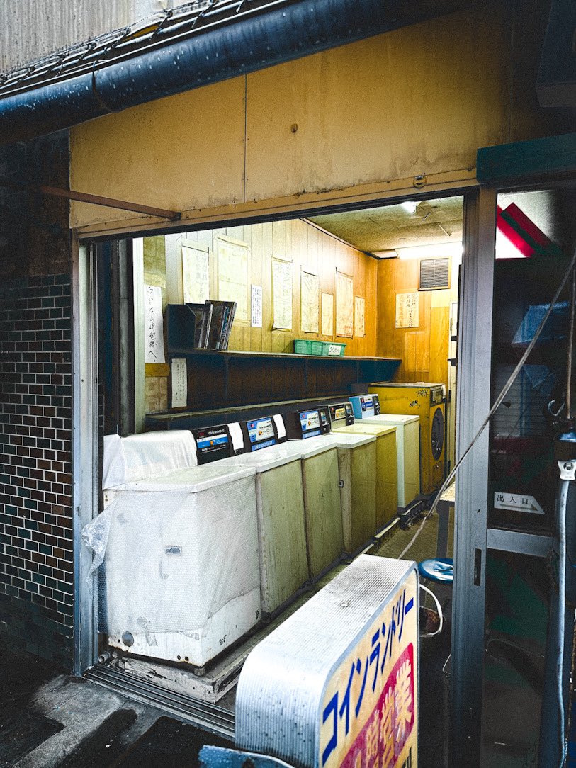 toiroblue's tweet photo. 昨日の17時頃の写真。
雨だったこともあり、よりノスタルジックな雰囲気の旦過市場。

タイムスリップしたようなコインランドリー、こういう風景好きなんだなぁ、わたし。

#北九州
#わが町 https://t.co/sgEIfpxZc1