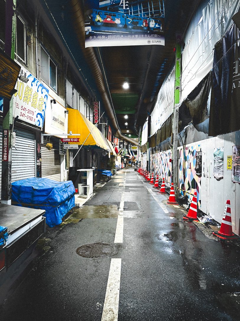 toiroblue's tweet photo. 昨日の17時頃の写真。
雨だったこともあり、よりノスタルジックな雰囲気の旦過市場。

タイムスリップしたようなコインランドリー、こういう風景好きなんだなぁ、わたし。

#北九州
#わが町 https://t.co/sgEIfpxZc1