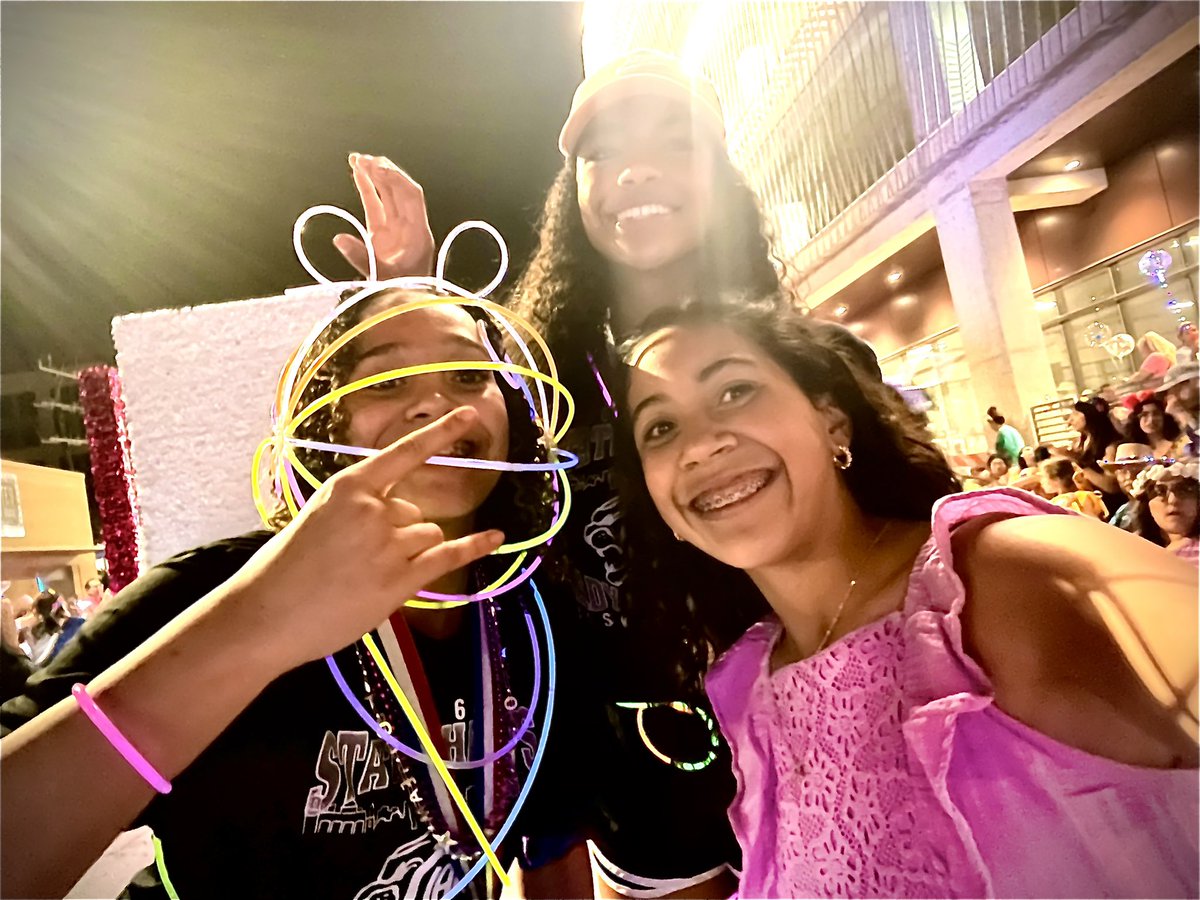 Nothing like seeing our favorite State Champions  @HouyRihana  in the night parade! Yes, she ran and took selfies 🎉🏀🐾 @NISDClark @NISD_Athletics #clarktexas #statechamps