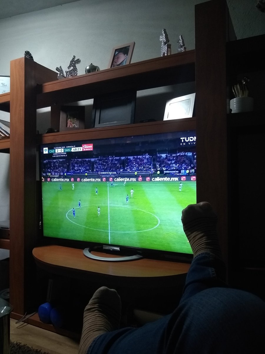 saolino's tweet photo. #SabadoFutbolero aquí nomás viendo ganar a mi máquina, con unos preparados de lujo. Saludos TDN canal 5 https://t.co/kAONVWBb7T