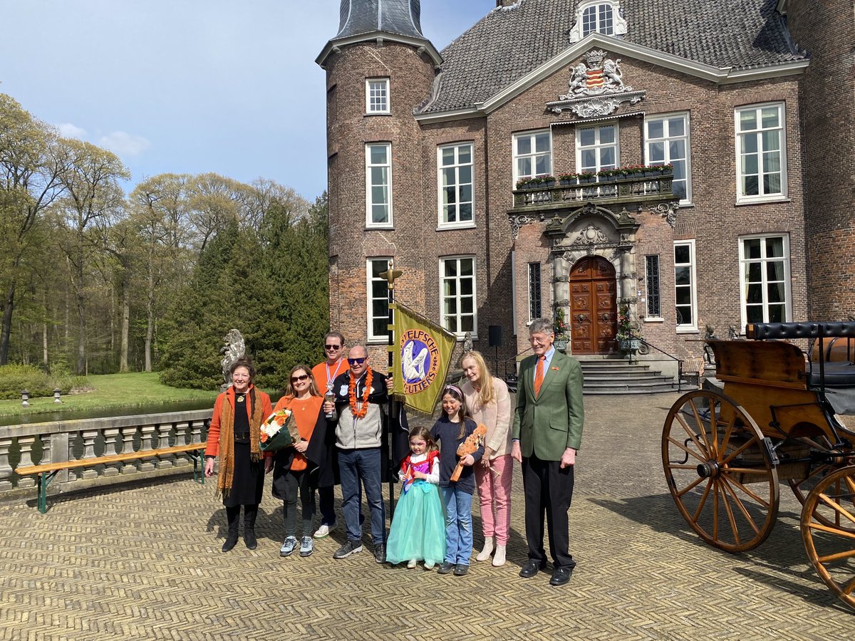 Mooie traditie erbij. #koningsschutter wordt ontvangen bij de receptie ter gelegenheid van de verjaardag van de koning op #kasteelbiljoen. Zeer gastvrij kasteelechtpaar #MarnixHeersing en #maryHeersing. ⁦<a href="/glk/">GLK&</a>⁩