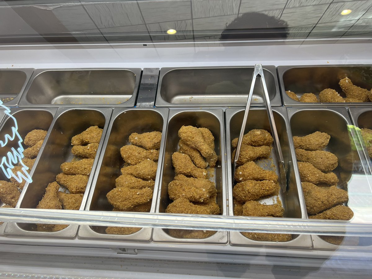 ZLaud13's tweet photo. Overall I give Dubai a 7.6/10 fast food experience. Attached are some of my favorite eats. https://t.co/m7RwsSqSU1