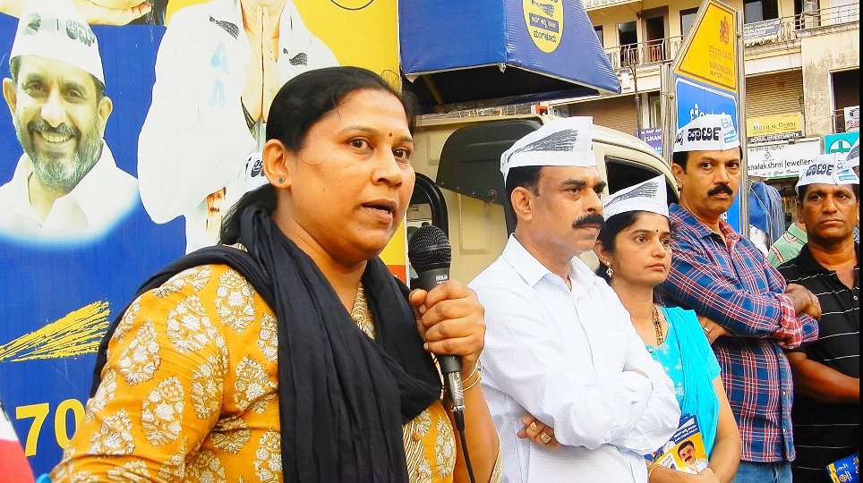 deviprasadBY's tweet photo. @aywdakshinakan @Santhosh_AAP_
Former DySP Anupama Shenoy canvassed for AAP candidate Santosh Kamat from Mangaluru South Constituency at Carstreet Mangalore . https://t.co/rNZjpcUHhr
