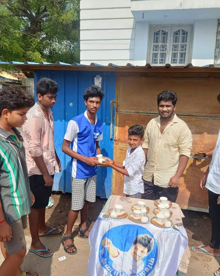 tontarani's tweet photo. தளபதி விஜய் அவர்களின் உத்தரவின்படி,

• #_கோவை #_மாவட்ட #_தொண்டரணி #_தலைமை #_தளபதி #_விஜய் #_மக்கள் இயக்கம் சார்பாக 30-04-23இன்று... #24வது #_வாரம் 

• #_துடியலுார் நகர தலைமை தலைமை தொண்டரணி சார்பாக
 குழந்தைகளுக்கு பால் முட்டை ரொட்டி வழங்கப்பட்டது https://t.co/GOQCybkNra