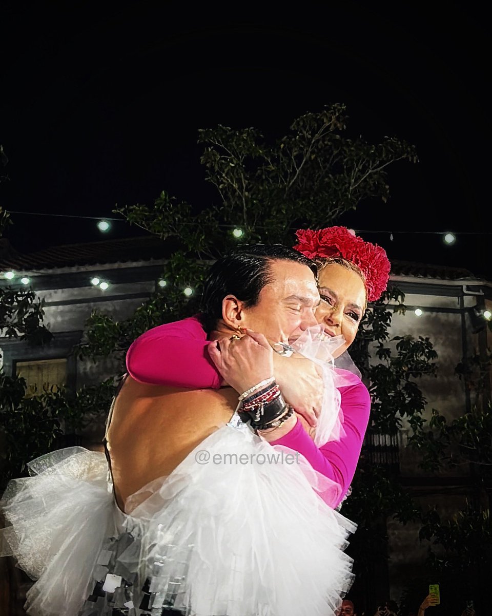Qué privilegio haber disfrutado del desfile de <a href="/ModaPerea/">José Perea</a> y qué suerte comprobar que, además de gran artista, es aún mejor persona. 

Me quedo con esta imagen junto a Rocío que transmite una emoción inmensa.

Y gracias <a href="/verbadicendi/">Verba Dicendi</a> <a href="/MenervaPiquero/">Señor del antifaz🔻🏳️‍🌈</a> por este viaje tan especial 💖