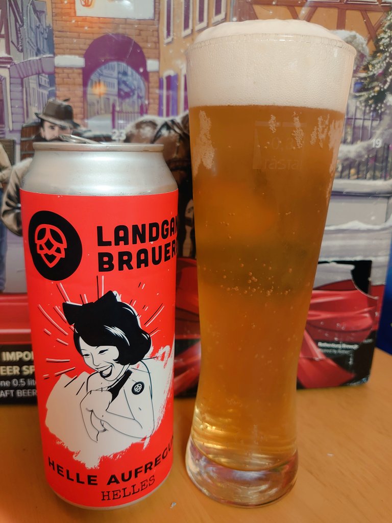 gosch_cello's tweet photo. #AdventCalendar 7本目
#ハンブルク 中心部の #Landgang 醸造所のクラフトビール。チェコ風のラガーで、興奮した女性のラベルの #Helle_Aufregung 。淡い色合いと軽やかな飲み口。北ドイツはホップが特徴だと思ってたが、これはピルスナーでなく #ヘレス なので、苦くなく味わい深い。
#ドイツビール https://t.co/98JXUJ4qrW