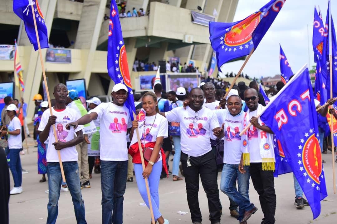 kumumbeya's tweet image. Nous sommes du bon côté de l'histoire. #FCR #USN 

✌️