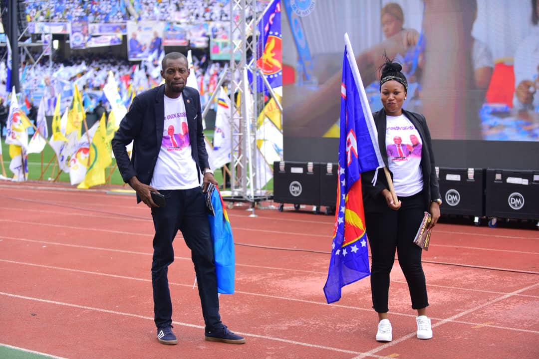 kumumbeya's tweet image. Nous sommes du bon côté de l'histoire. #FCR #USN 

✌️