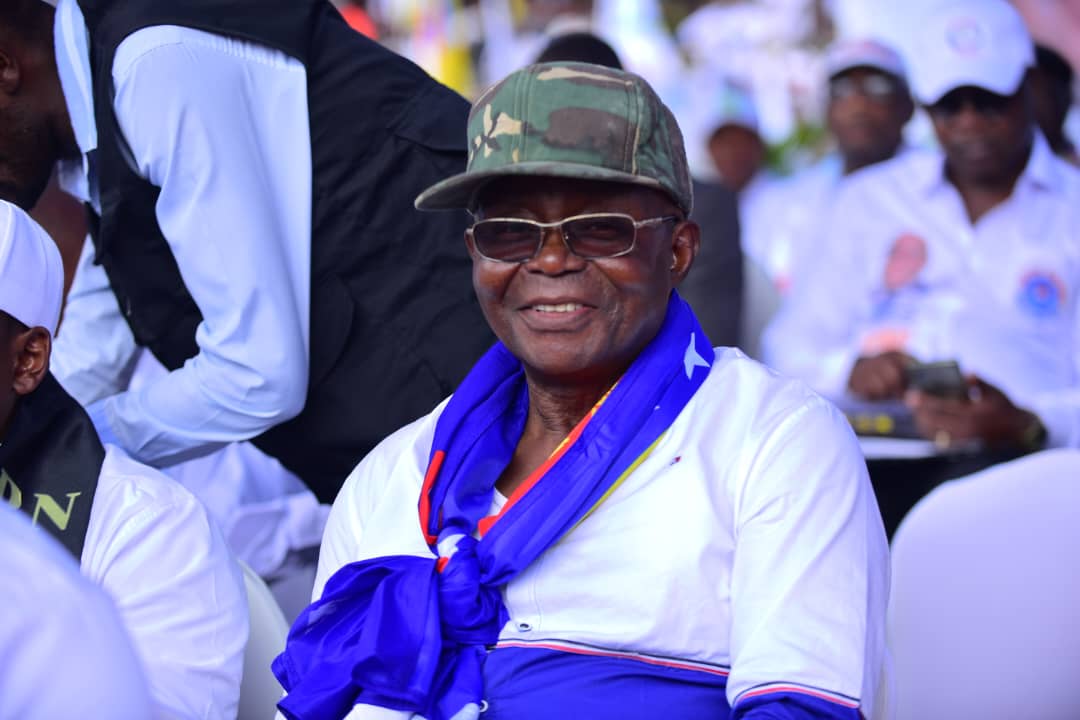 kumumbeya's tweet image. Nous sommes du bon côté de l'histoire. #FCR #USN 

✌️