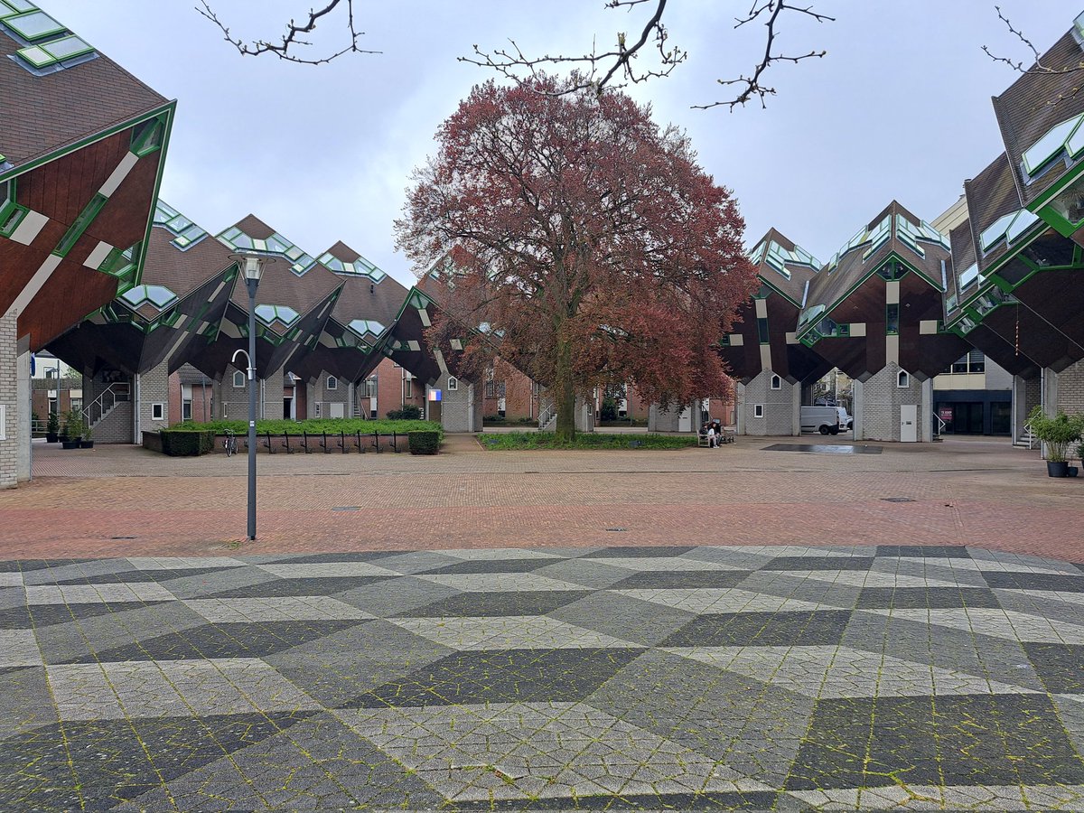 Het plein waar vroeger het Speelhuis stond.
Iconisch gebouw, kubus woningen van Piet Blom.
<a href="/helmond/">helmond</a>