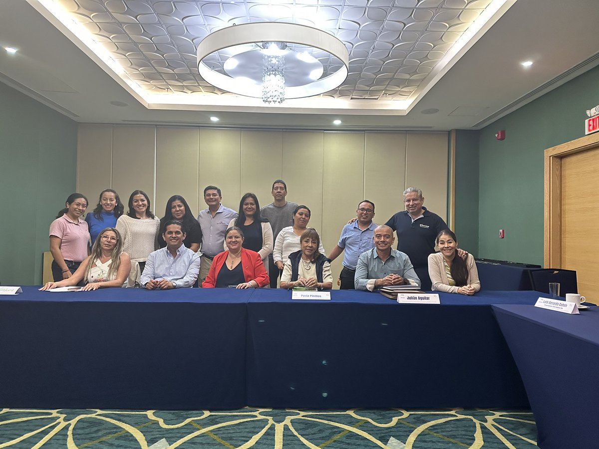 JulianAguilarE's tweet photo. Hoy ha sido un día con muchas satisfacciones y quedaría incompleto si dejo de mencionar que el mejor regalo que recibí, ha sido la gran oportunidad de tomar una sesión más del #difoso a través de @usemqroo y conocer a @eugenioac tremendo ser humano ¡Sinceramente Muchas Gracias! https://t.co/me7oL7sZT2