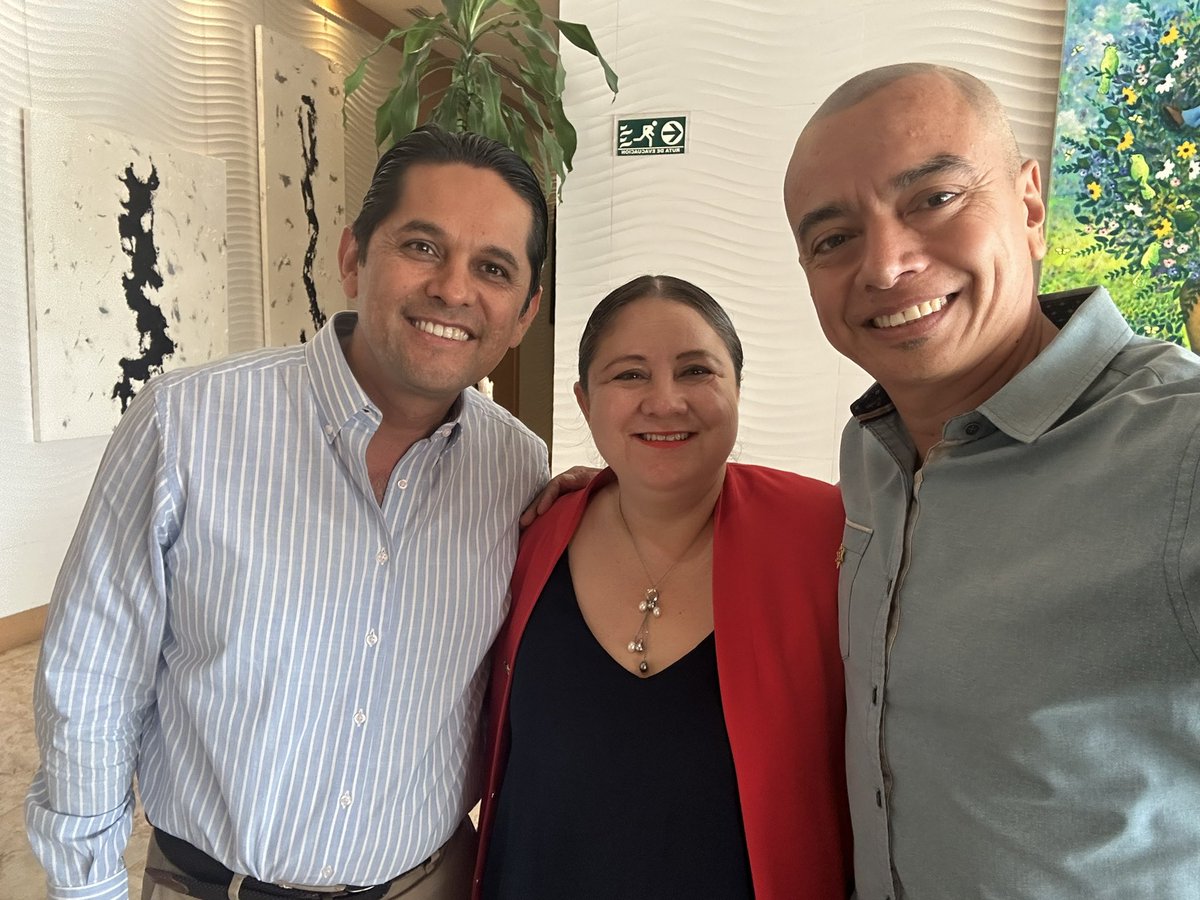 JulianAguilarE's tweet photo. Hoy ha sido un día con muchas satisfacciones y quedaría incompleto si dejo de mencionar que el mejor regalo que recibí, ha sido la gran oportunidad de tomar una sesión más del #difoso a través de @usemqroo y conocer a @eugenioac tremendo ser humano ¡Sinceramente Muchas Gracias! https://t.co/me7oL7sZT2