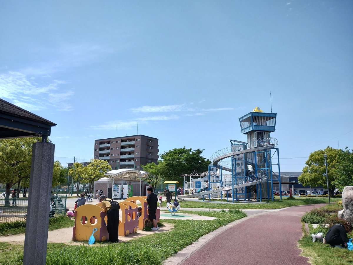 toshioya666's tweet photo. #公園　#福岡
仲畑中央公園　遊具が大きくて駐車場ありです https://t.co/GbCu5AwwBM