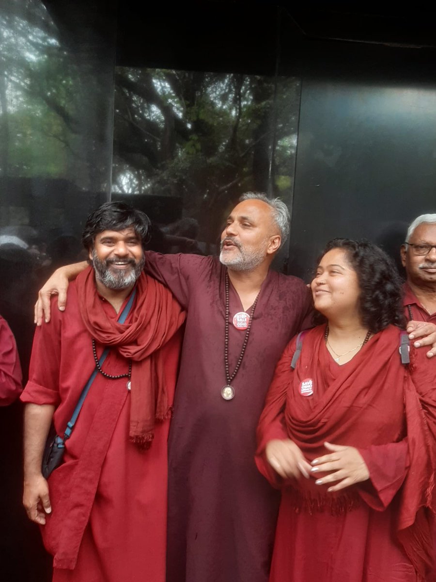 madhyanabha's tweet photo. मुहब्बत रंग लाती है ...💙🌹#saveosholegacy #saveoshoashram https://t.co/NmclzcR6WH