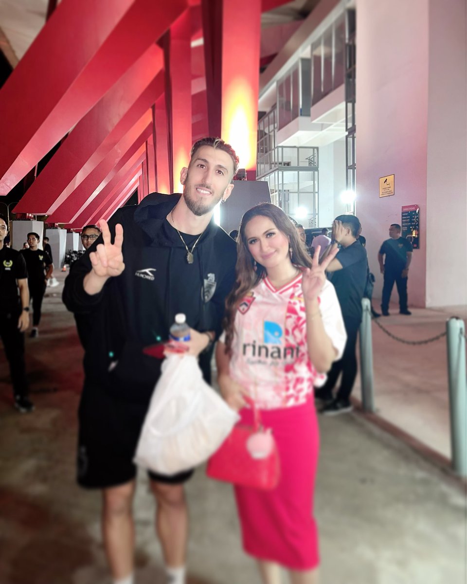 nursyuhada_7's tweet image. With Giancarlo Callifuoco 🥰🤌🏻
He’s just fine after 
that tarik rambut incident 

*jangan tanya peluk2🙄 
tangan penuh tu🤣

#KualaLumpurCityFC #KLCity #CityBoys #SampaiMatiKualaLumpur