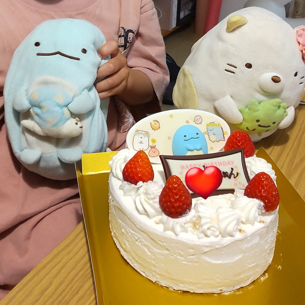 rinz1v's tweet photo. ふと、娘が一番最初に手にいれたすみっコぐらしのぬいぐるみたちは、いつお迎えしたんだろうと思って調べてみたら、2020年6月頃みたい。娘が3歳の頃からの付き合い！3年近くいつも一緒で、何度か洗ったので、当初のもちもち感はもうありません(笑) https://t.co/GI4JQ4oPA6