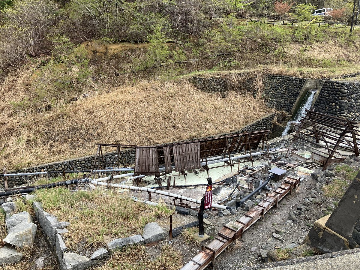 ism136's tweet photo. 宮城へ絶賛帰省途中だけど、福島の高湯温泉には立ち寄るよね。硫黄泉の源泉掛け流しで250円。市内からもそれほど遠くないし、オススメ。 https://t.co/1G6iQHgWrN
