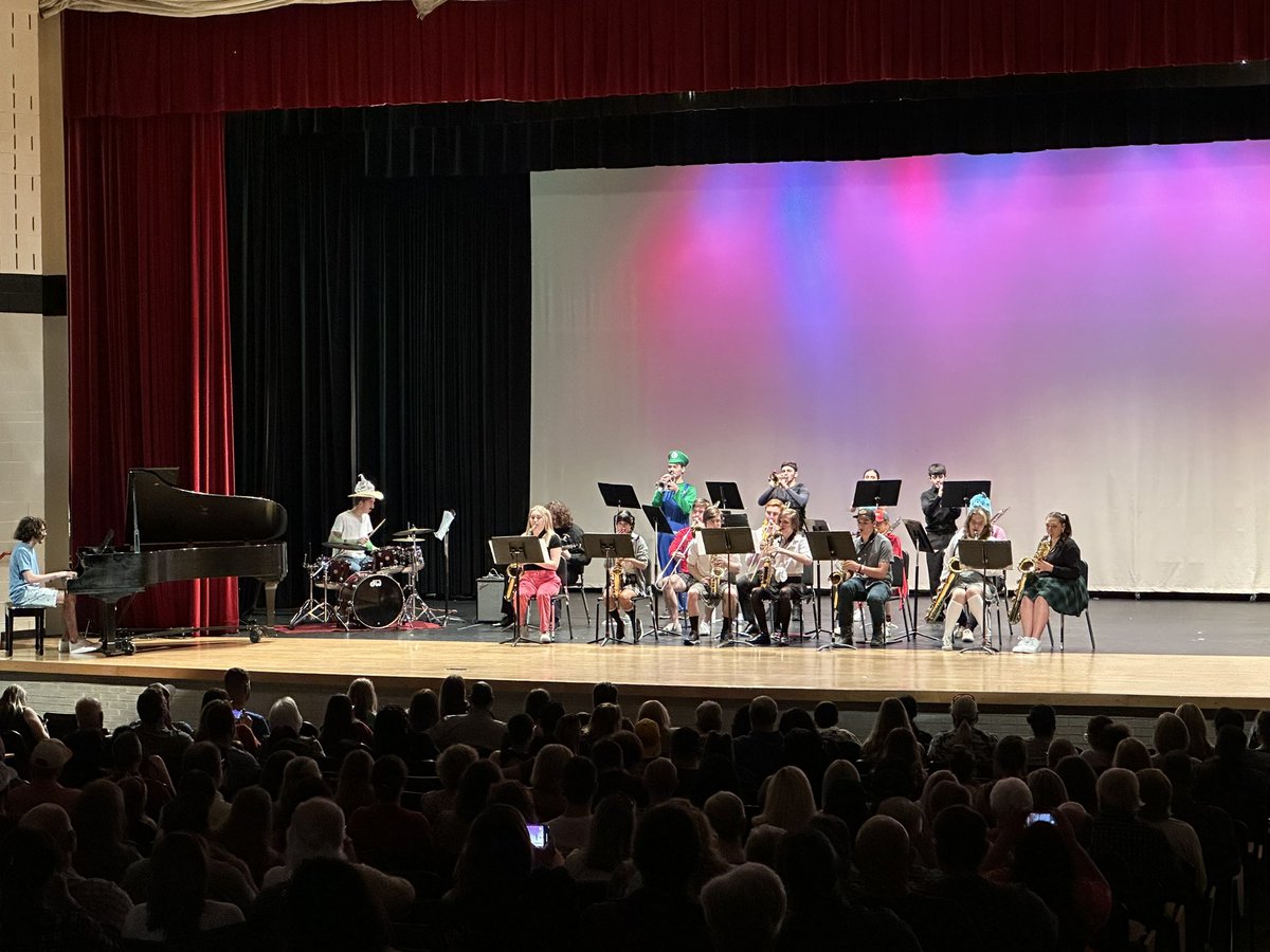 BloomingdaleSHS's tweet photo. Prism concert was INCREDIBULL! Congratulations to all of the musicians who showcased their talent this evening. Go Bulls! 🤘 https://t.co/duzE92T7yz