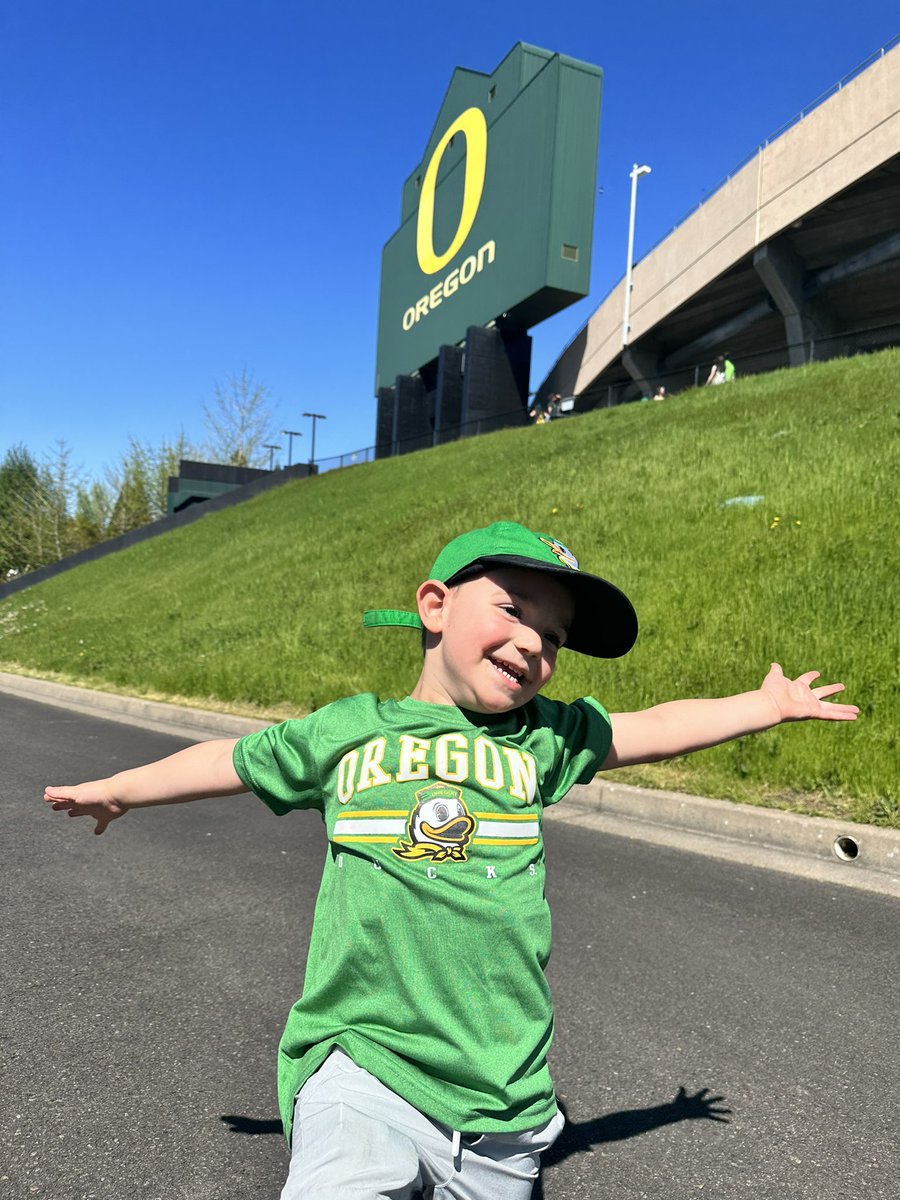 Spring Game bliss. 🌼💚 #GoDucks