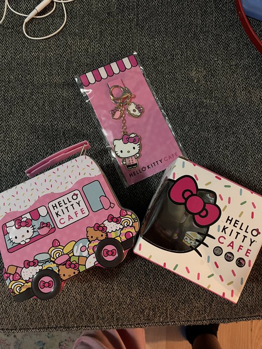 1 pic. went to the hello kitty cafe truck today 🥰🫶🏾 https://t.co/wlA6HPGlUP