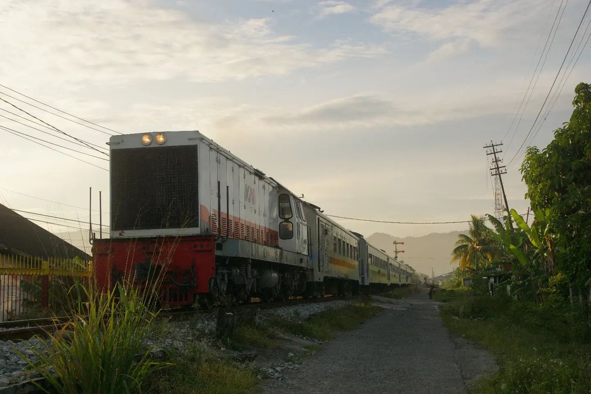 KAI121's tweet photo. Selagi masih mampu bersinar, kenapa harus rela meredup. Sekalipun nanti akhirnya padam, tapi setidaknya pernah terang-benderang.

Selamat pagi, #SahabatKAI

#WonderfulIndonesia

📸 fajarutamakagura (IG) https://t.co/tFGNS4HAT9