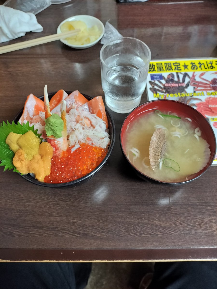 layzner_mk2's tweet photo. 小樽三角市場にて
これで3500円ですが
皆さんどう思います？
第一印象、ちっちゃ！！でした。
味噌汁茶碗とほぼ同じ大きさ https://t.co/H4Iv9h5cNS