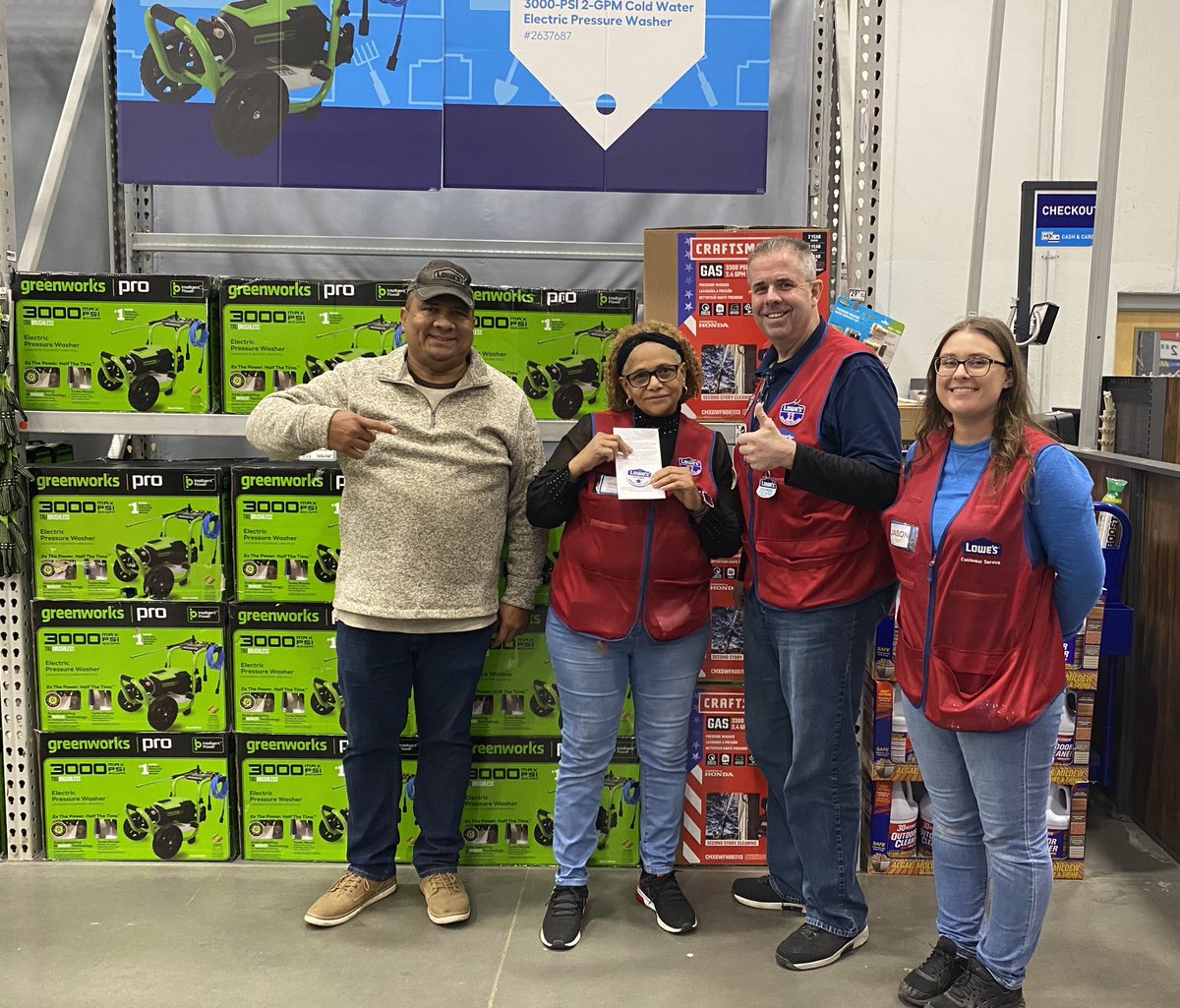 forrest1917's tweet image. This evening at the FARMINGDALE Lowe’s we had a very special huddle awarding DH Vonnie with with the platinum service award!!!!!!! Wow!!! #superduperbling #SMARTSERVICE @l_abbatecola @erick_marrero11 @TweetUsR30