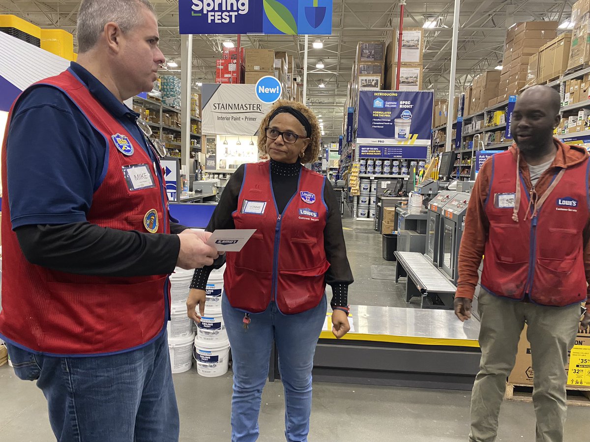 forrest1917's tweet image. This evening at the FARMINGDALE Lowe’s we had a very special huddle awarding DH Vonnie with with the platinum service award!!!!!!! Wow!!! #superduperbling #SMARTSERVICE @l_abbatecola @erick_marrero11 @TweetUsR30