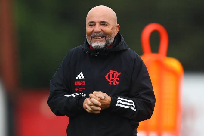 futebol_info's tweet photo. Sampaoli esboça Flamengo com 3 zagueiros contra o o Botafogo.

Provável escalação: Santos; Wesley, Fabrício Bruno, David Luiz e Léo Pereira; Vidal (Everton Ribeiro) Thiago Maia, Gerson e Cebolinha; Gabigol e Pedro.

O time jogará sem um lateral-esquerdo de ofício, e Cebolinha fará a ala esquerda. Vidal ficará à frente dos 3 zagueiros, com Thiago Maia e Gerson mais avançados.

🗞 @geglobo
📸 Gilvan de Souza