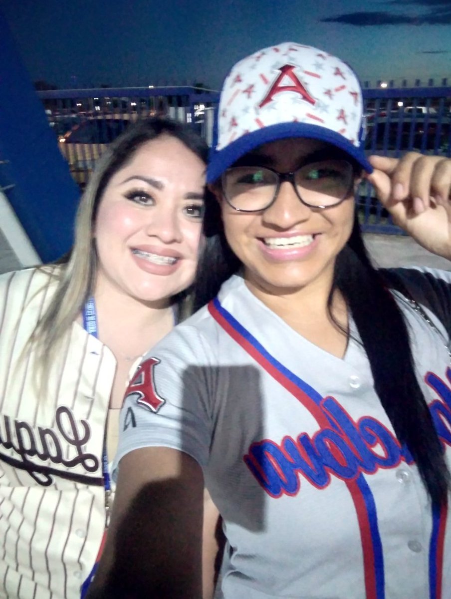 SoyAcerera's tweet photo. @LaojitosMendez fan de tu trabajo en la narración! 🙌🏾 #BaseballGirlPower ⚾️

Saludos desde Saltillo viendo y apoyando a mis Acereros.
Primero dios, mañana nos vemos en el Revolución! https://t.co/MhZfi2tqIk