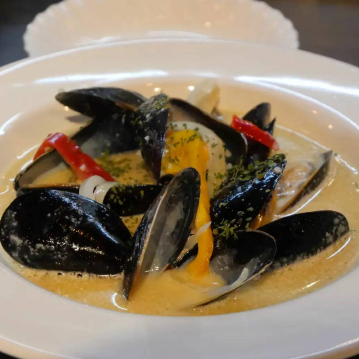 SolomgHiroshima's tweet photo. 【店名】beer cafe へルック
【住所】広島市西区中広町3-1-40 1F
【時間】10:00～19:00 (木金土)～21:00
【休み】水曜
10時開店のベルギービールを扱うビアカフェ。必ず注文してほしいのがムール貝。それでビールも進みますし、シメのリゾットが最高に旨いのでオススメ https://t.co/LIWowefzgh