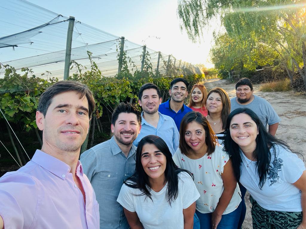 MartinLorena_ok's tweet photo. Hoy recorrimos Tres Porteñas con Nicolás y Daniel, el Melli.

En San Martín, con los Mellis, te proponemos que #rearmemosmendoza para que los sueños de una Patria más justa sea una realidad.

#elegi #502A https://t.co/SxKbYgCMd3