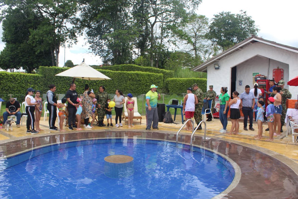 Ingenieros_EJC's tweet photo. Una tarde de juegos, piscina y mucha diversión recibieron los niños en Montenegro #Quindío gracias a los soldados del Batallón de Ingenieros N.°8 que celebraron  el #DíaDelNiño
#SiempreATuLado https://t.co/wNQatxXFfa