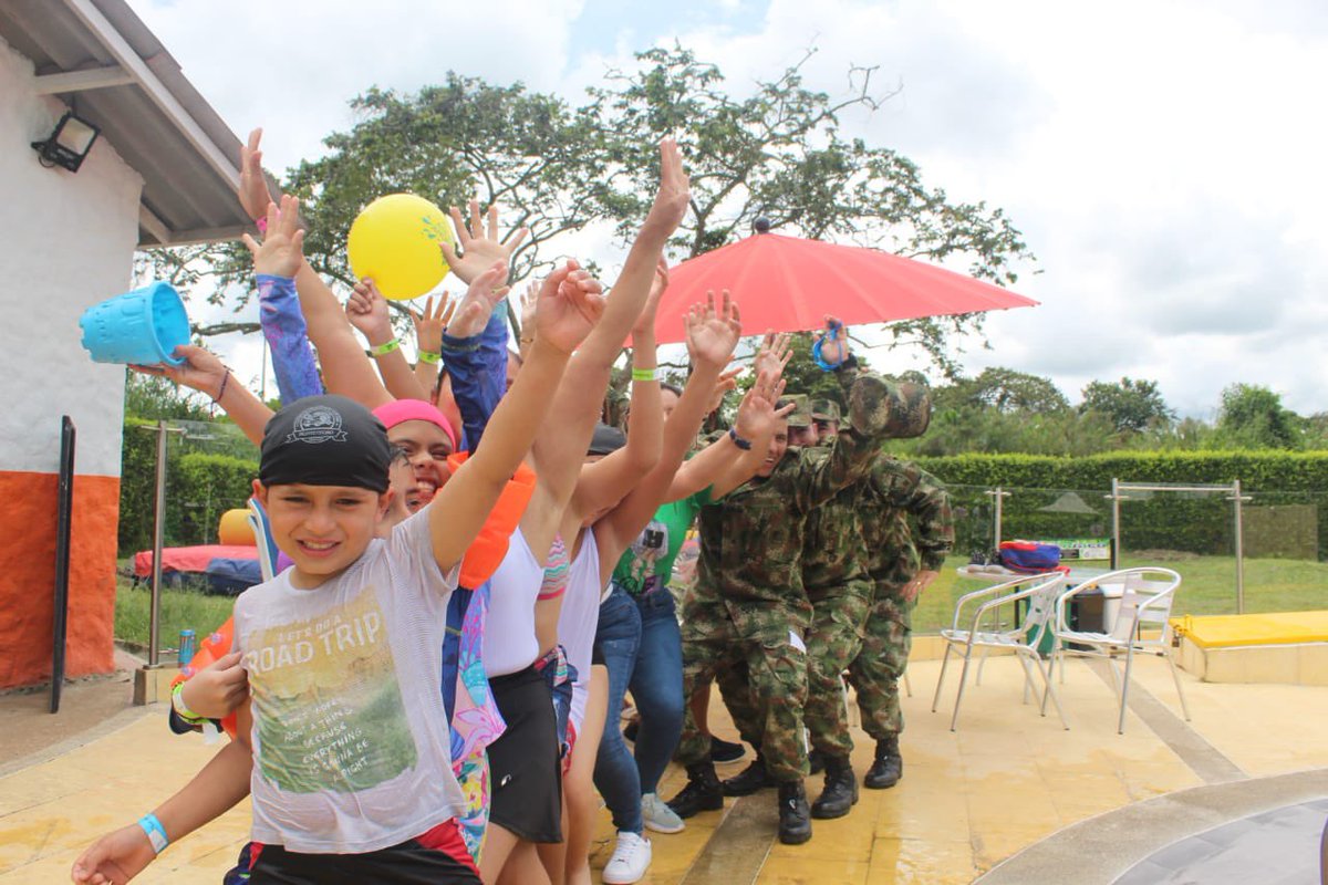 Ingenieros_EJC's tweet photo. Una tarde de juegos, piscina y mucha diversión recibieron los niños en Montenegro #Quindío gracias a los soldados del Batallón de Ingenieros N.°8 que celebraron  el #DíaDelNiño
#SiempreATuLado https://t.co/wNQatxXFfa